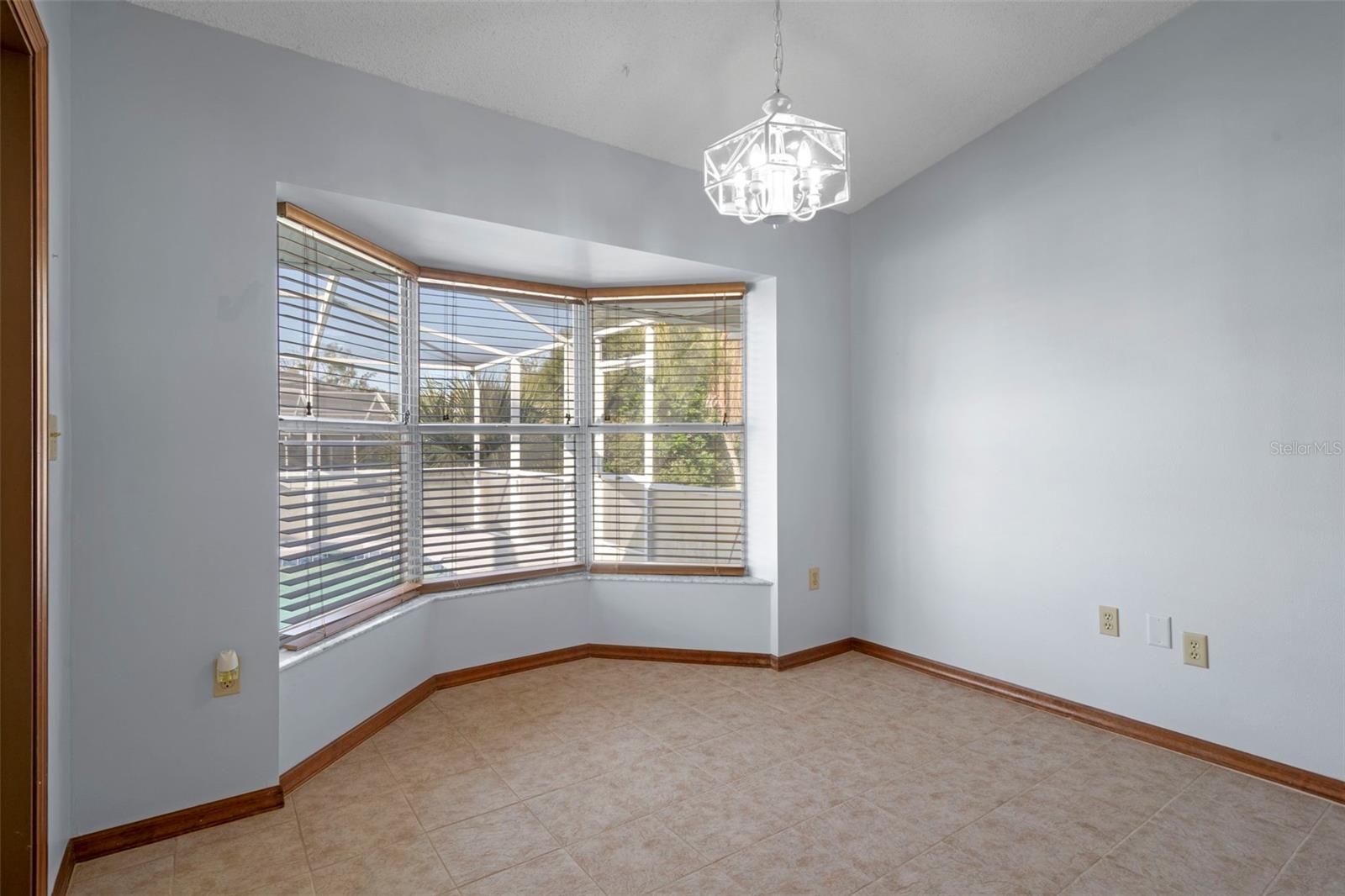 Listing photo id 20 for 1542 Overland Drive