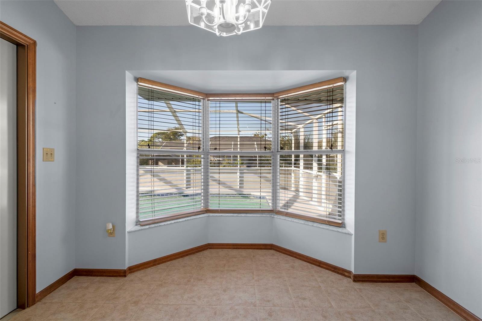 Listing photo id 21 for 1542 Overland Drive