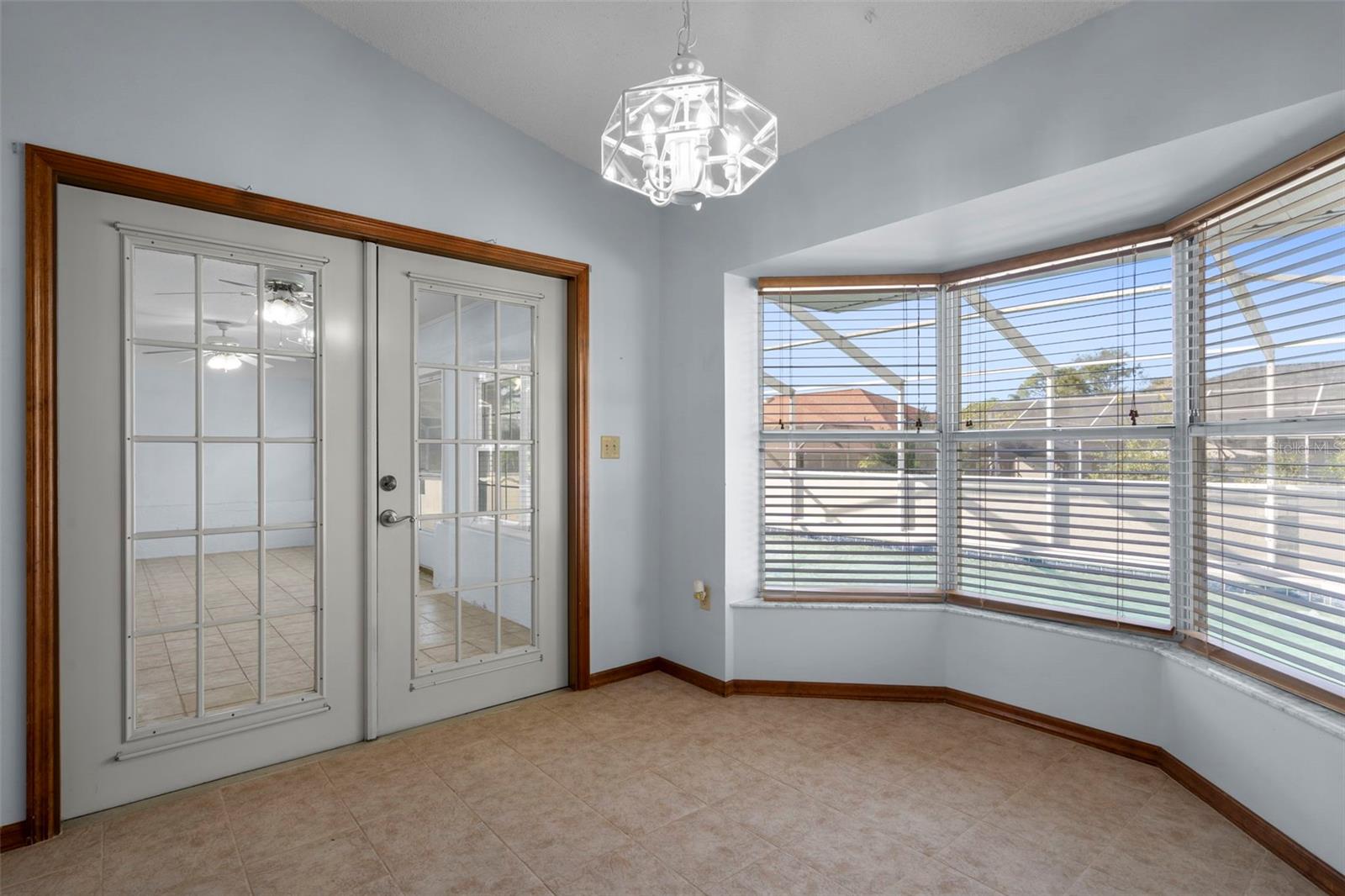 Listing photo id 22 for 1542 Overland Drive