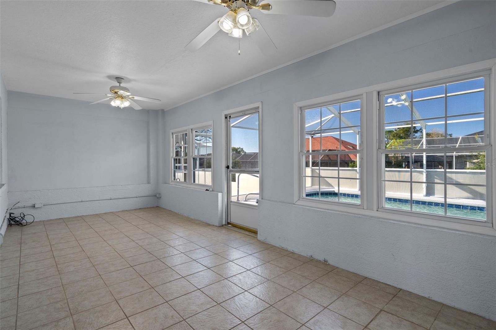 Listing photo id 23 for 1542 Overland Drive