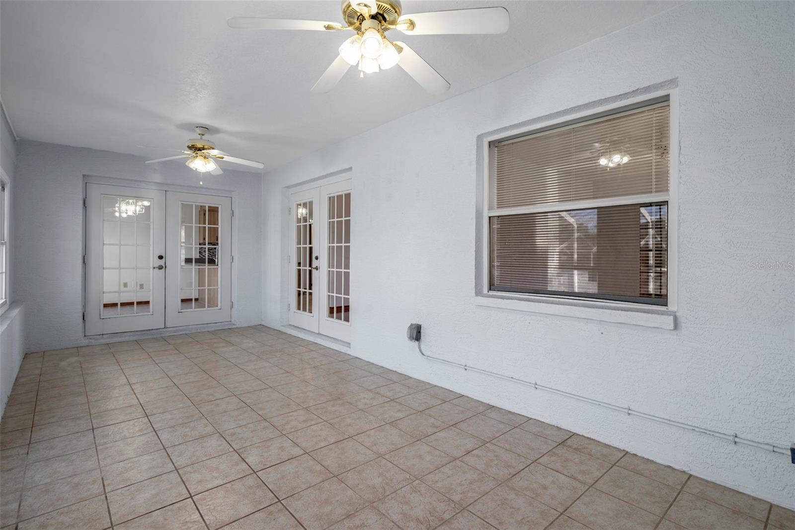 Listing photo id 24 for 1542 Overland Drive