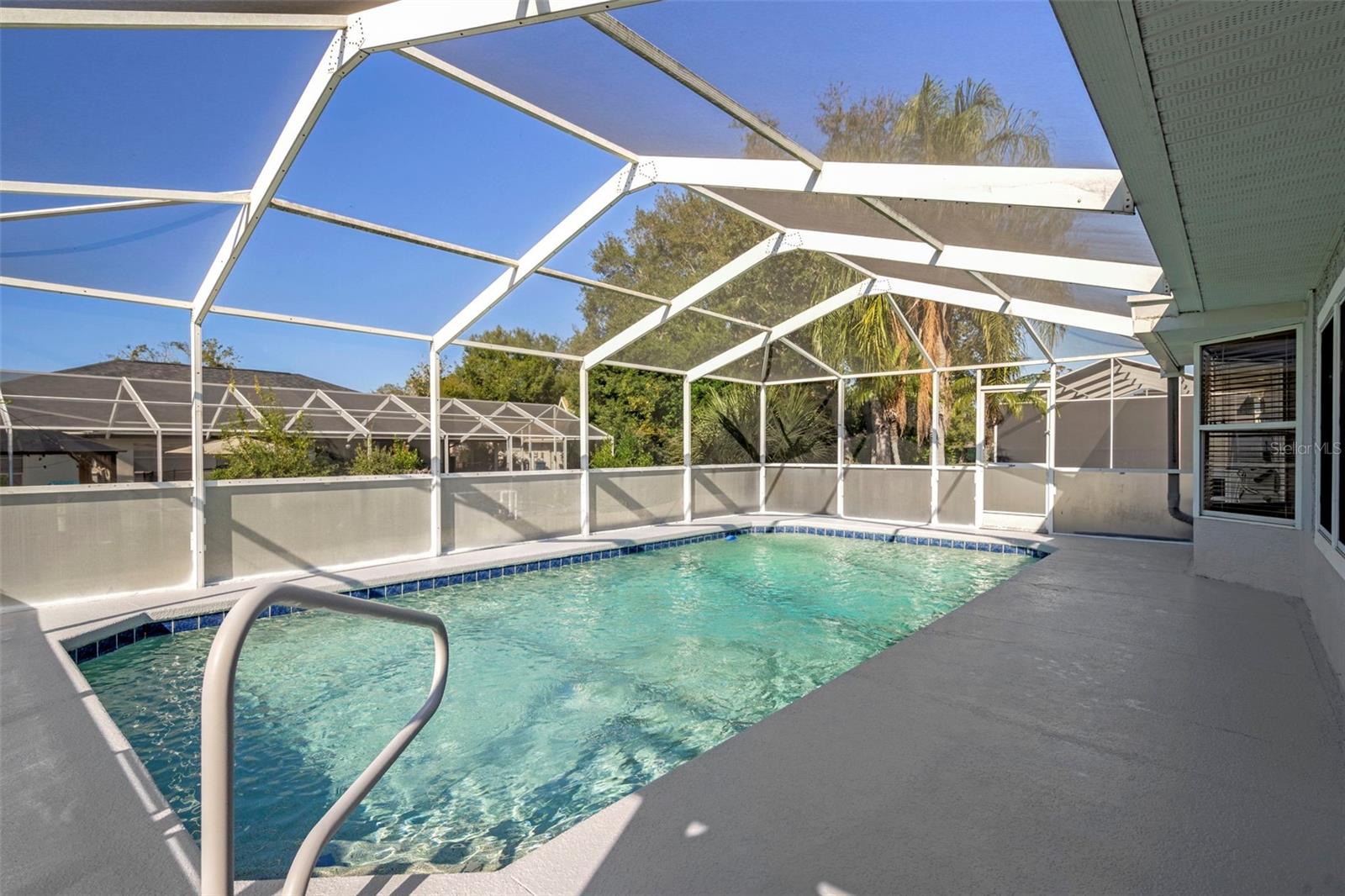 Listing photo id 25 for 1542 Overland Drive