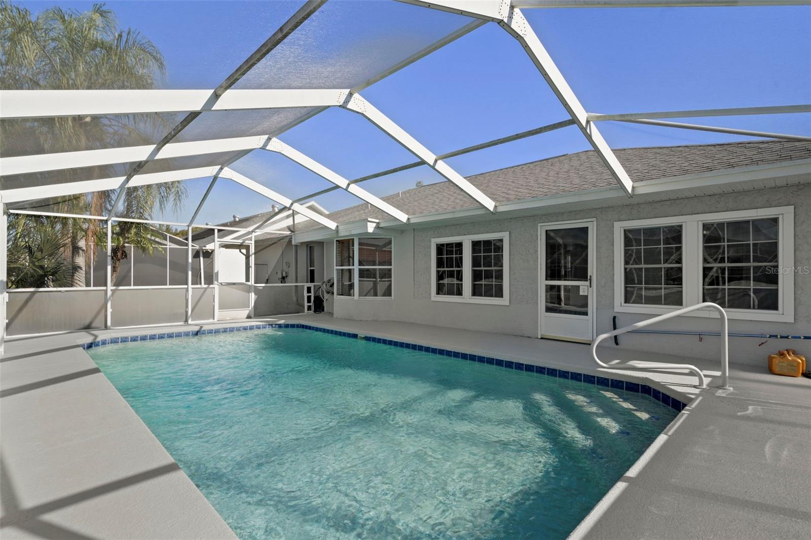 Listing photo id 26 for 1542 Overland Drive