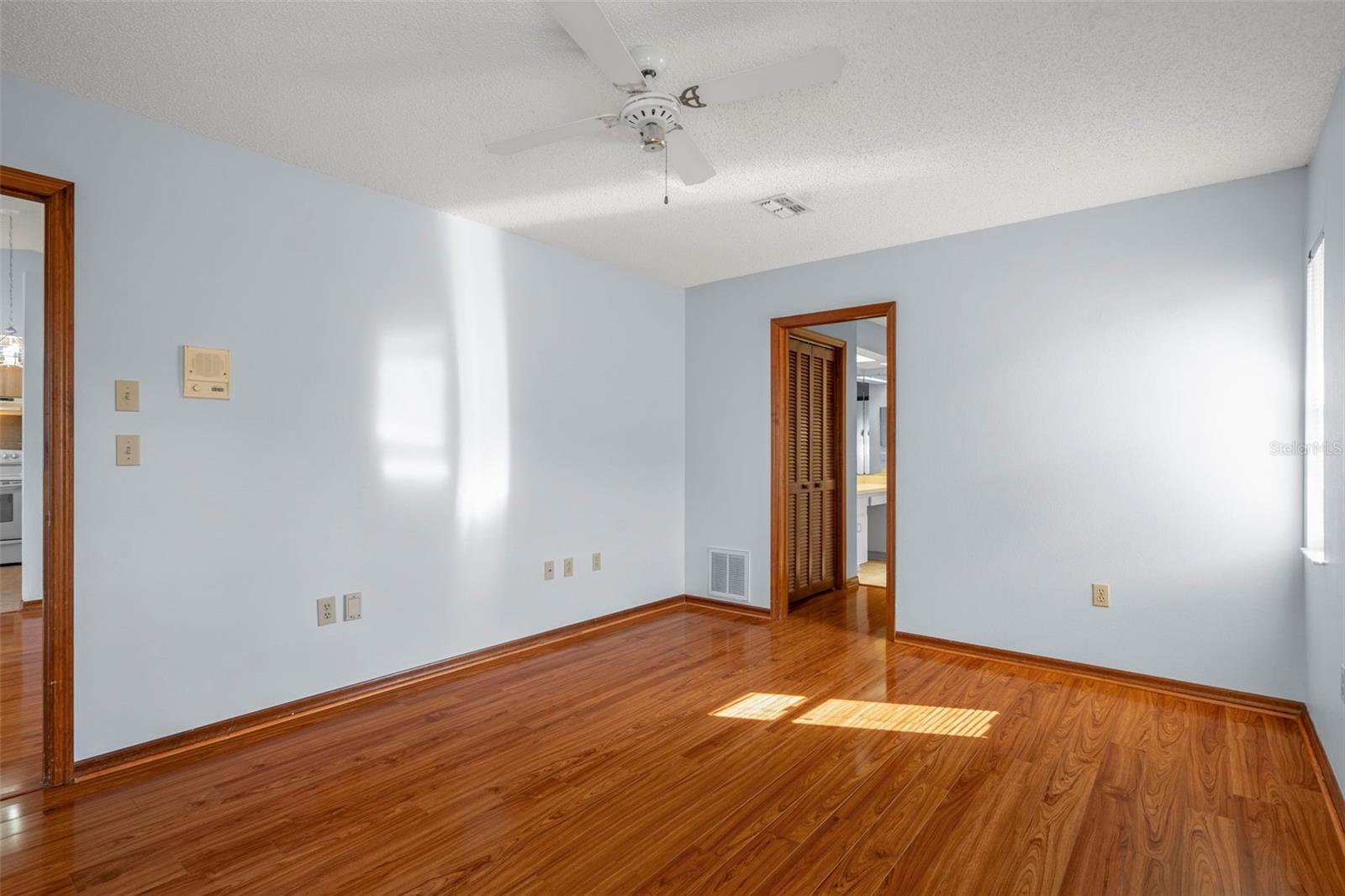 Listing photo id 31 for 1542 Overland Drive