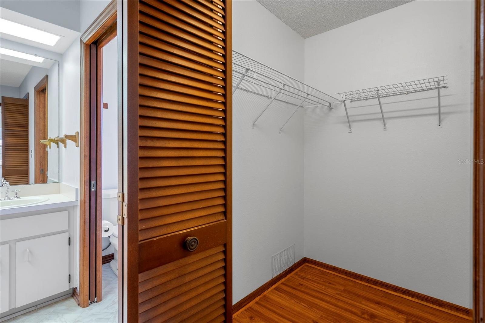 Listing photo id 34 for 1542 Overland Drive