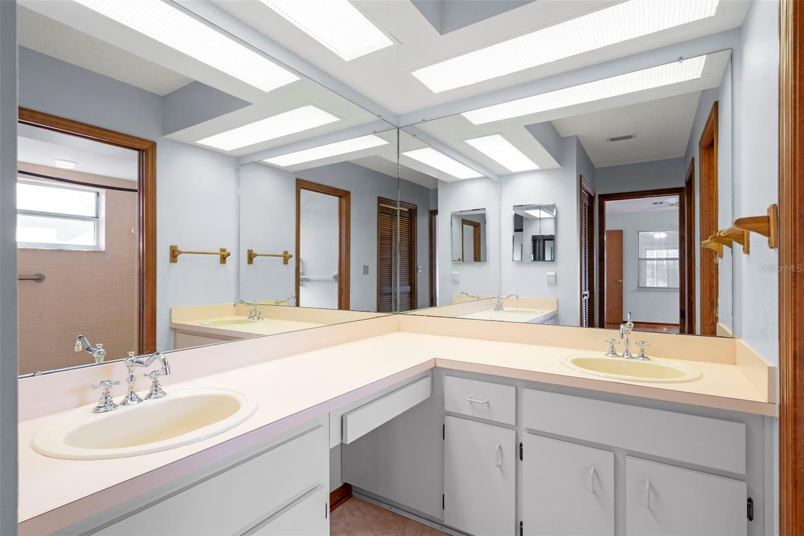 Listing photo id 35 for 1542 Overland Drive