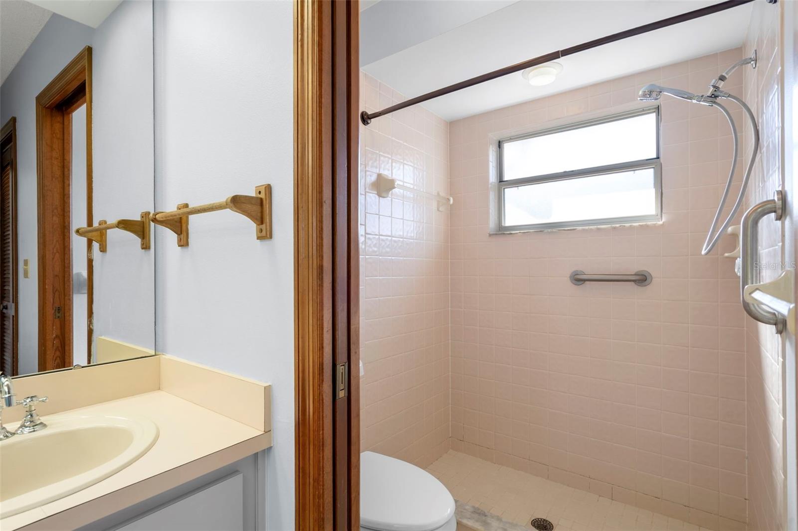 Listing photo id 36 for 1542 Overland Drive