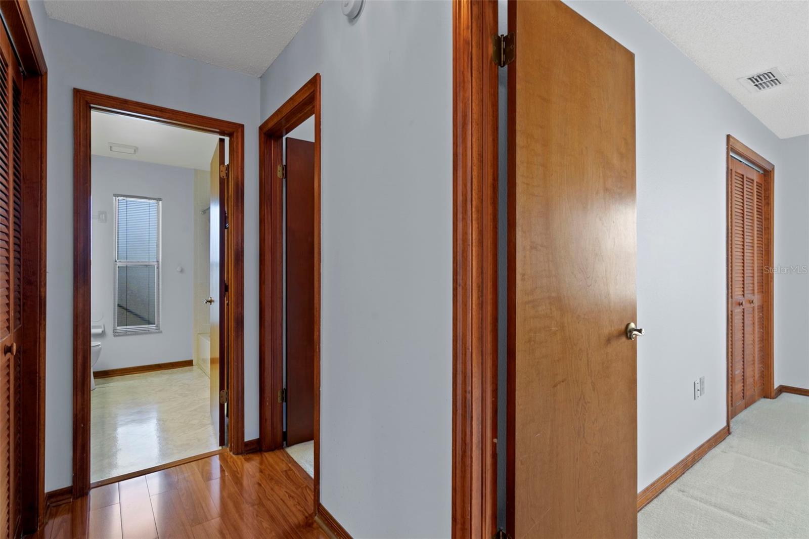 Listing photo id 38 for 1542 Overland Drive