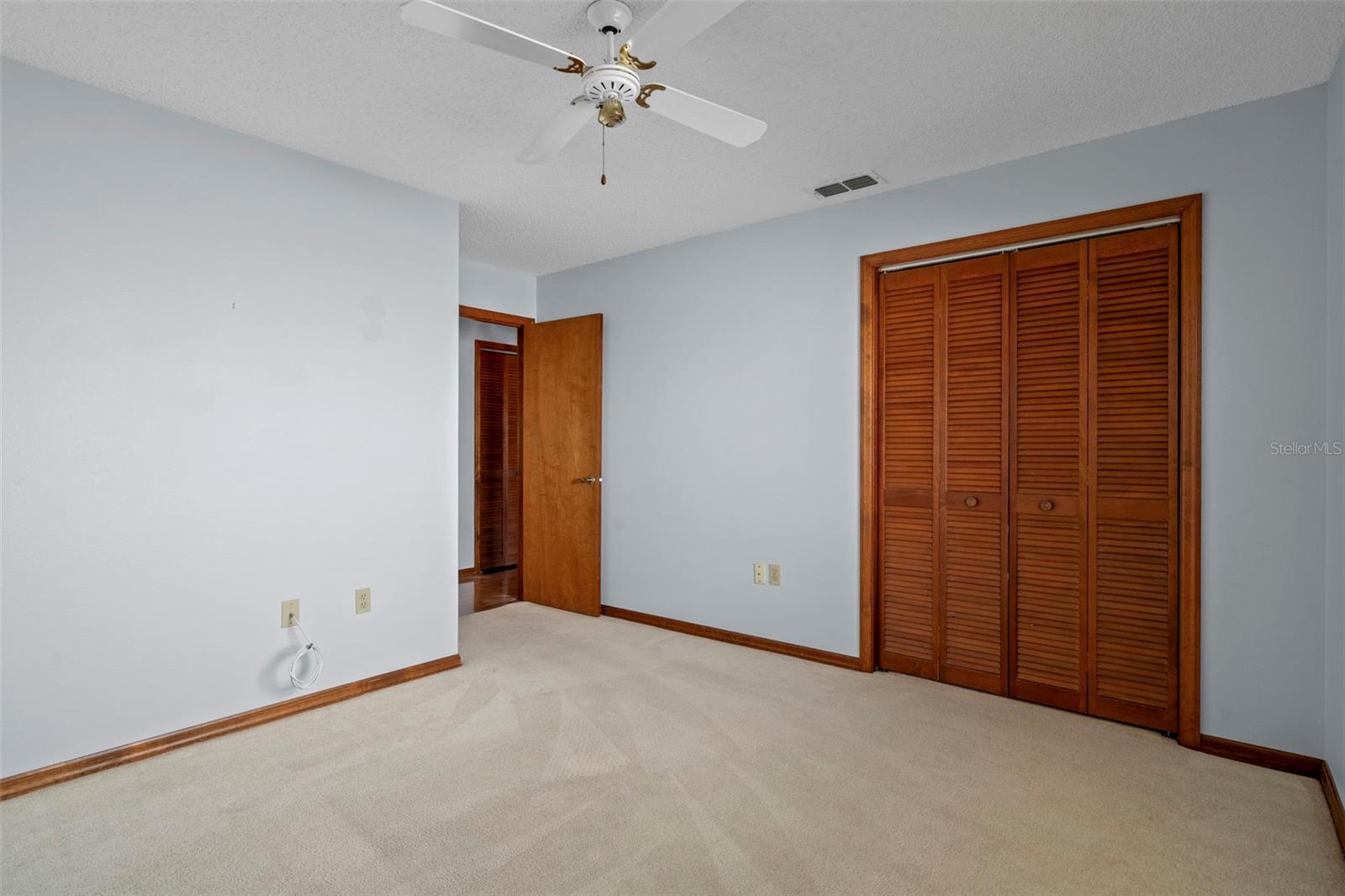 Listing photo id 39 for 1542 Overland Drive