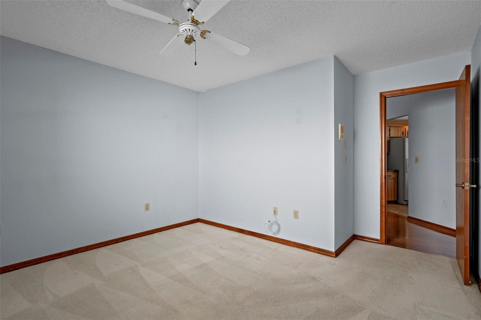 Listing photo id 41 for 1542 Overland Drive