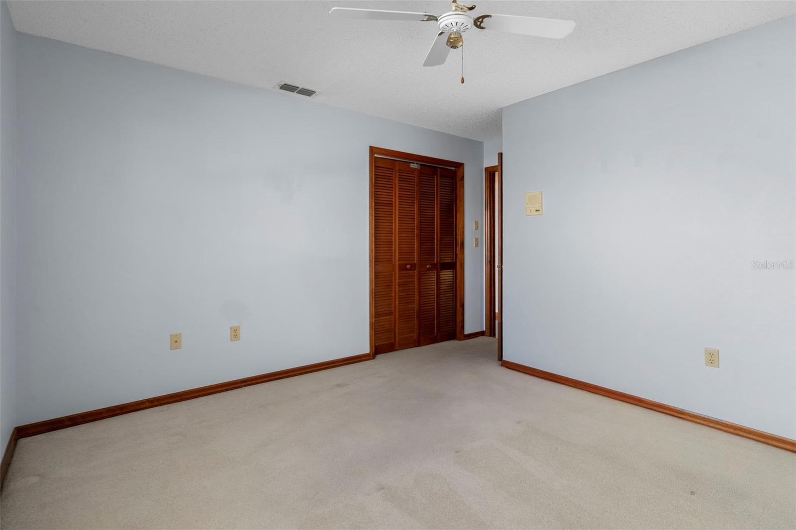 Listing photo id 42 for 1542 Overland Drive