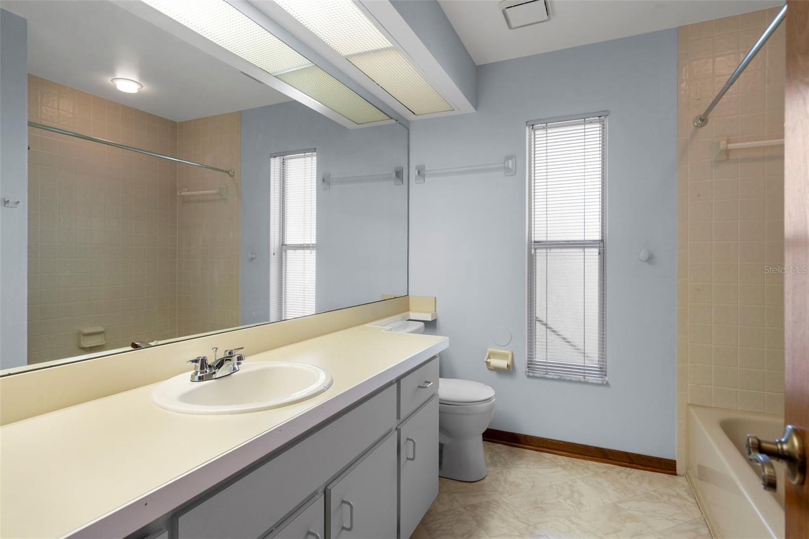 Listing photo id 44 for 1542 Overland Drive