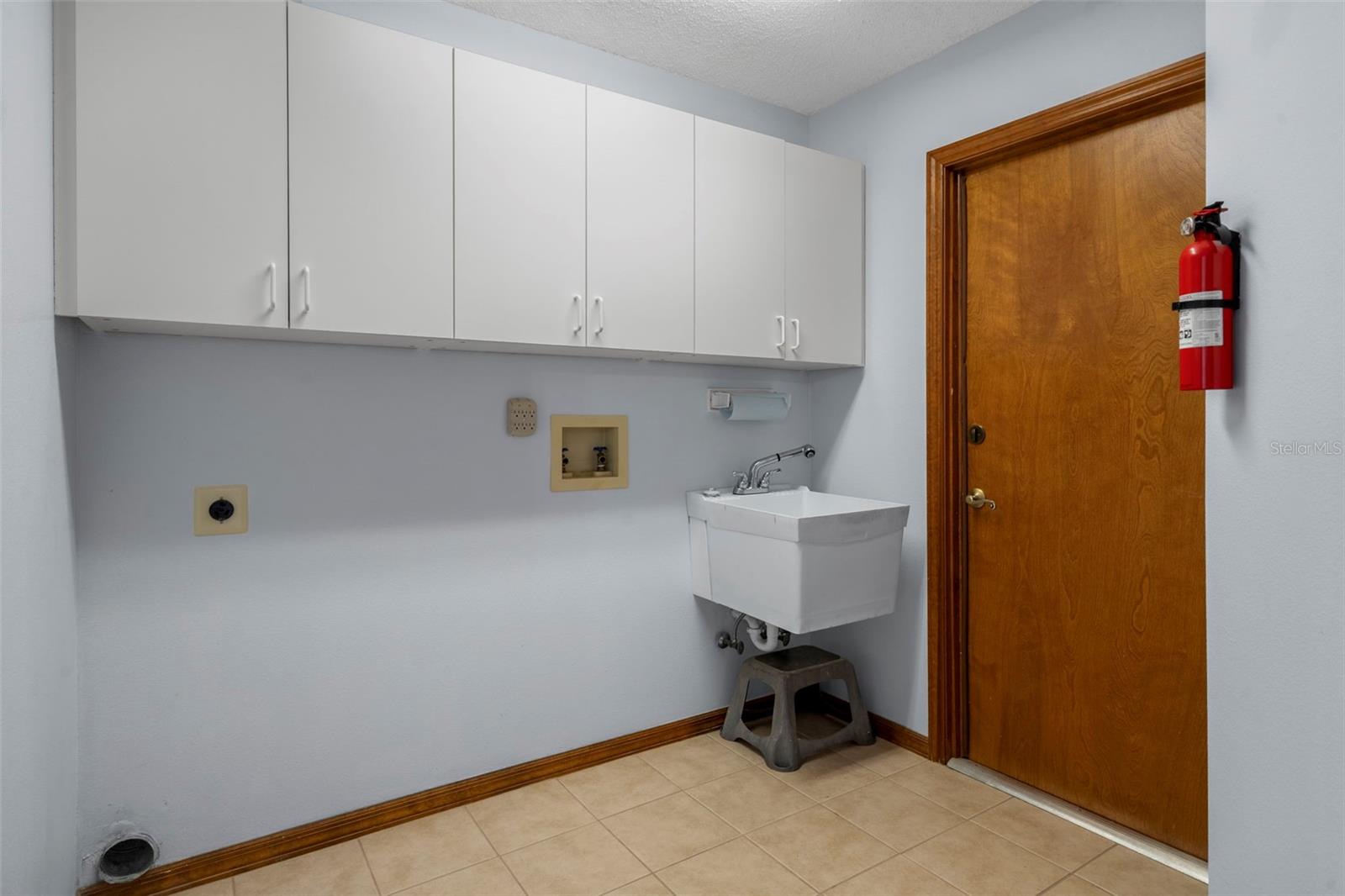 Listing photo id 46 for 1542 Overland Drive