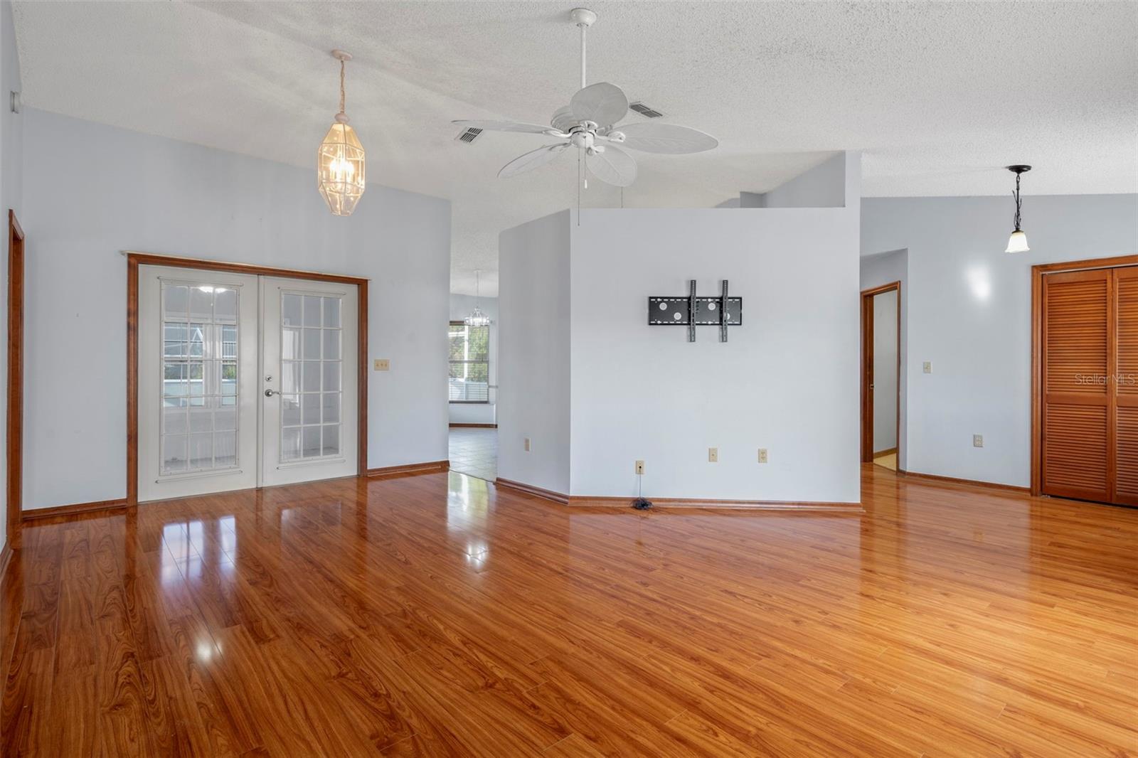 Listing photo id 7 for 1542 Overland Drive