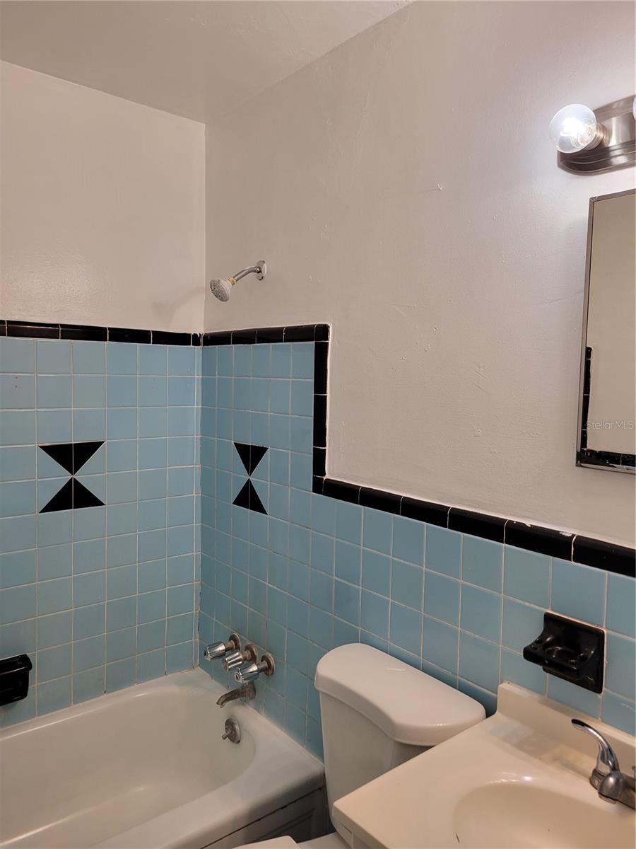 Image 15 of 18 For 1421 Prescott Street S