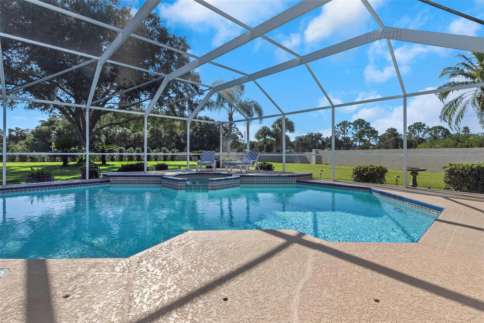 Image 16 of 91 For 394 Fountainview Circle