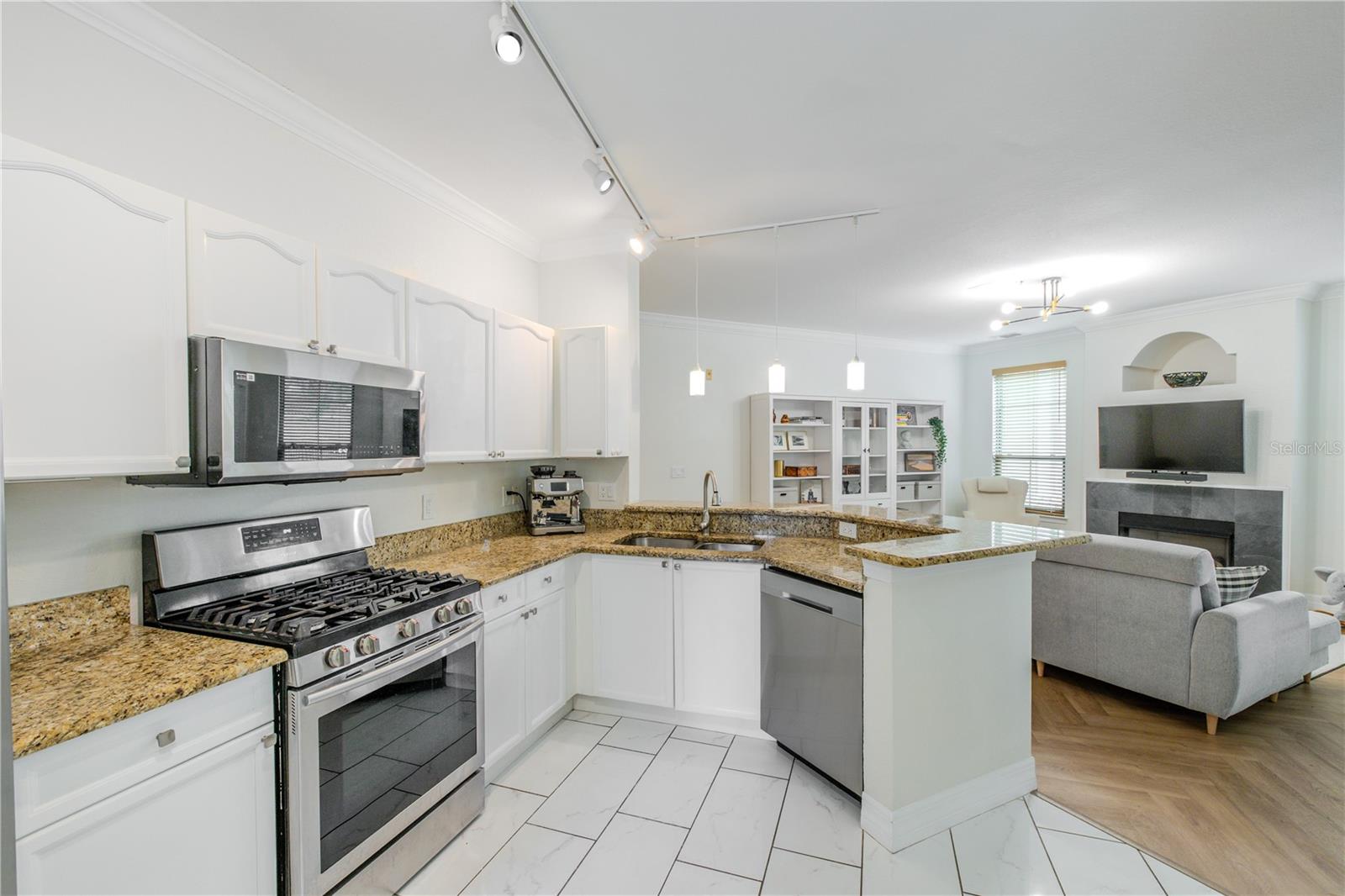 Image 10 of 65 For 2722 Via Tivoli  410a