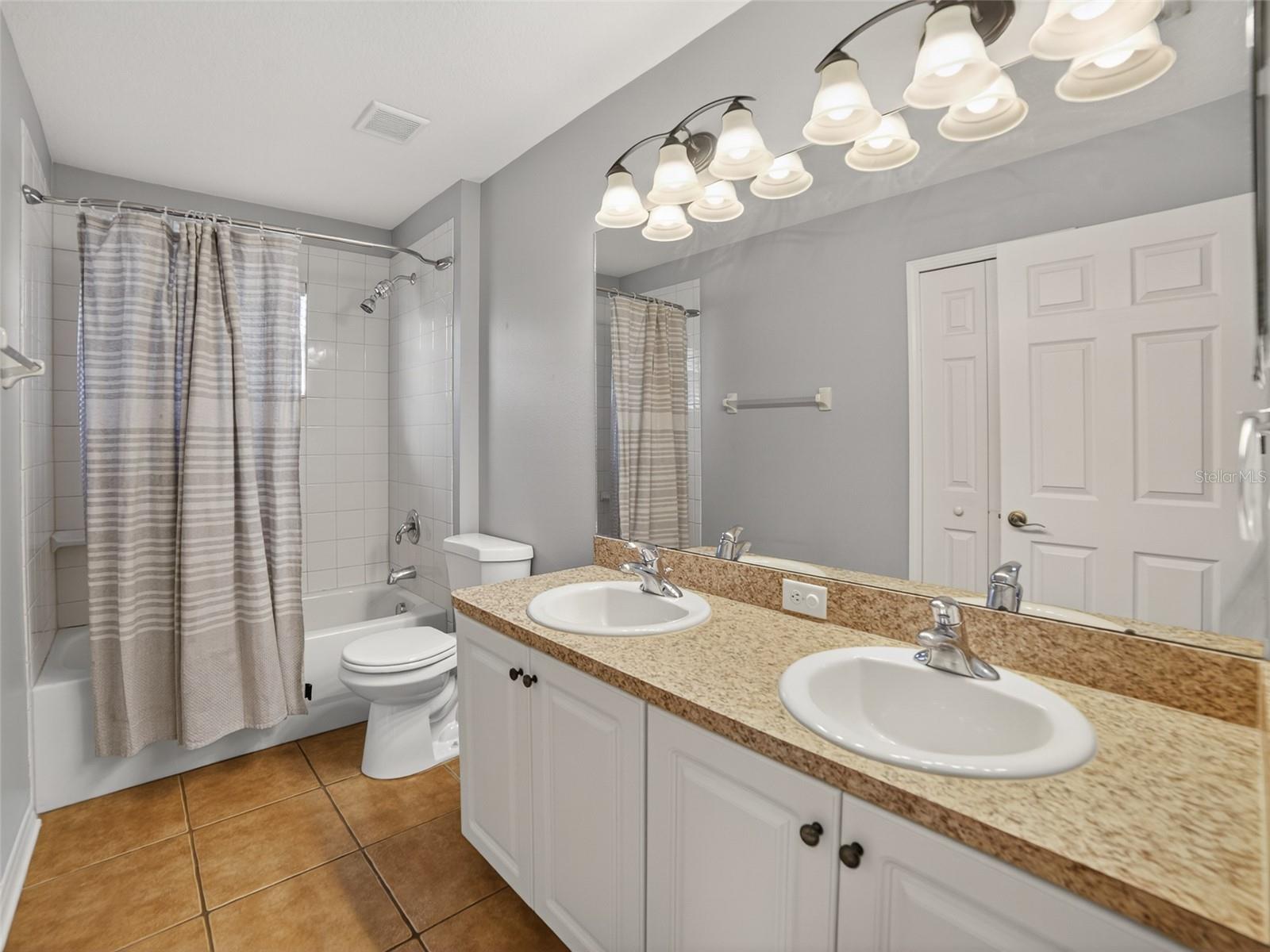 Listing photo id 18 for 16127 Bridgecrossing Drive