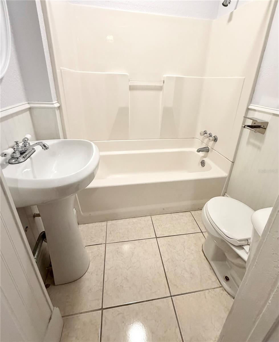 Image 13 of 21 For 2540 Dartmouth Avenue N