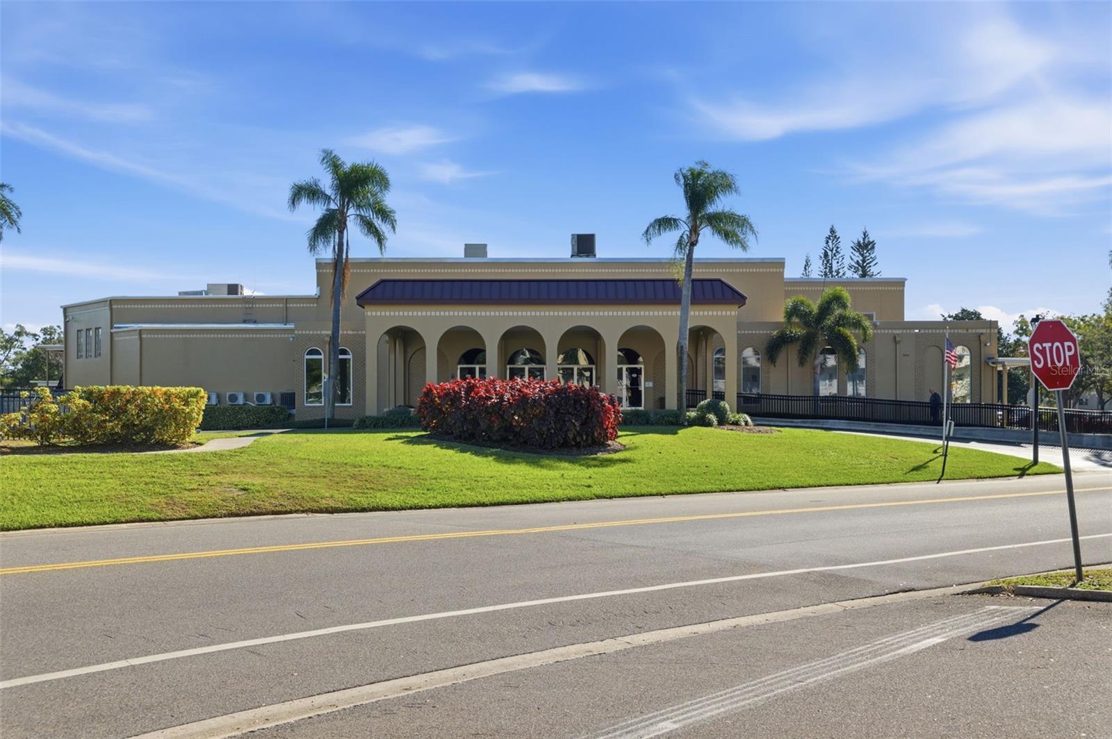 Listing photo id 15 for 2467 Finlandia Lane 75