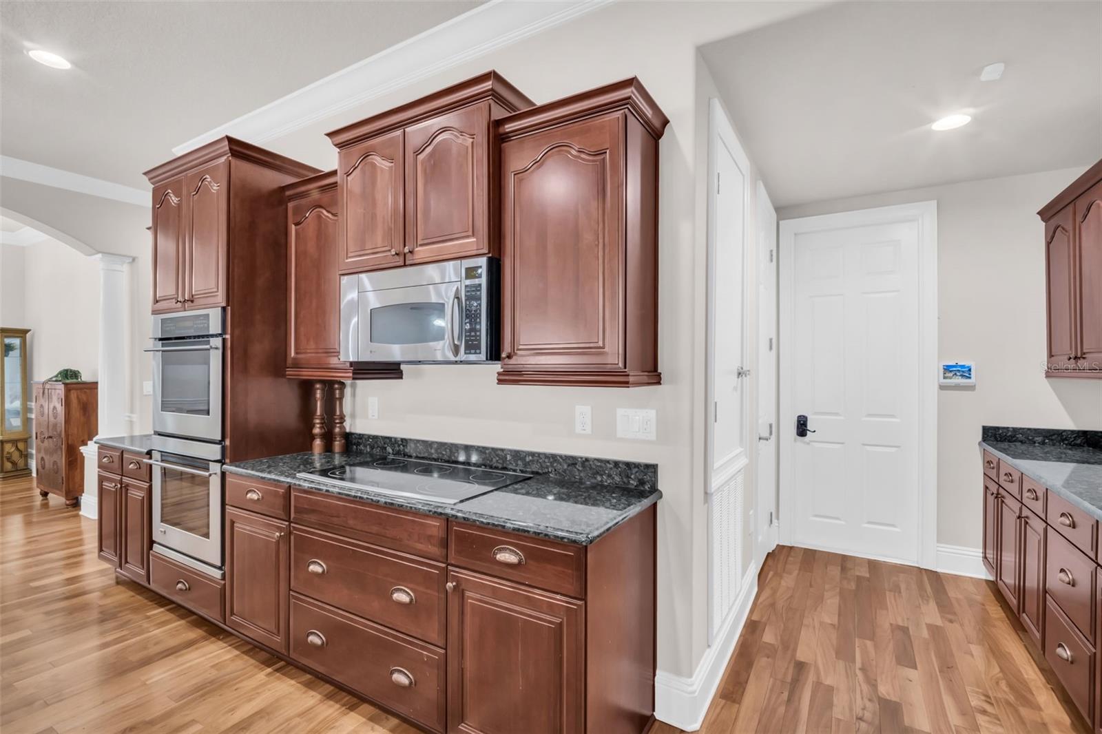 Listing photo id 13 for 6810 Shamrock Road