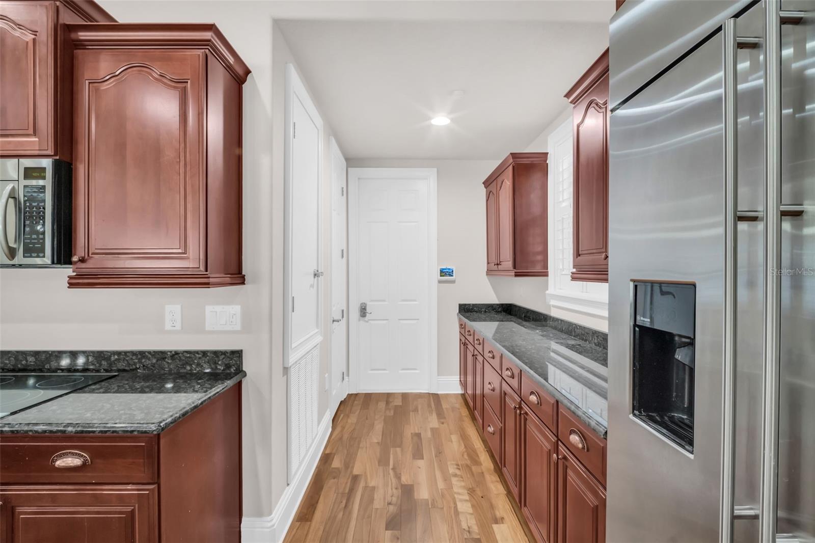 Listing photo id 14 for 6810 Shamrock Road