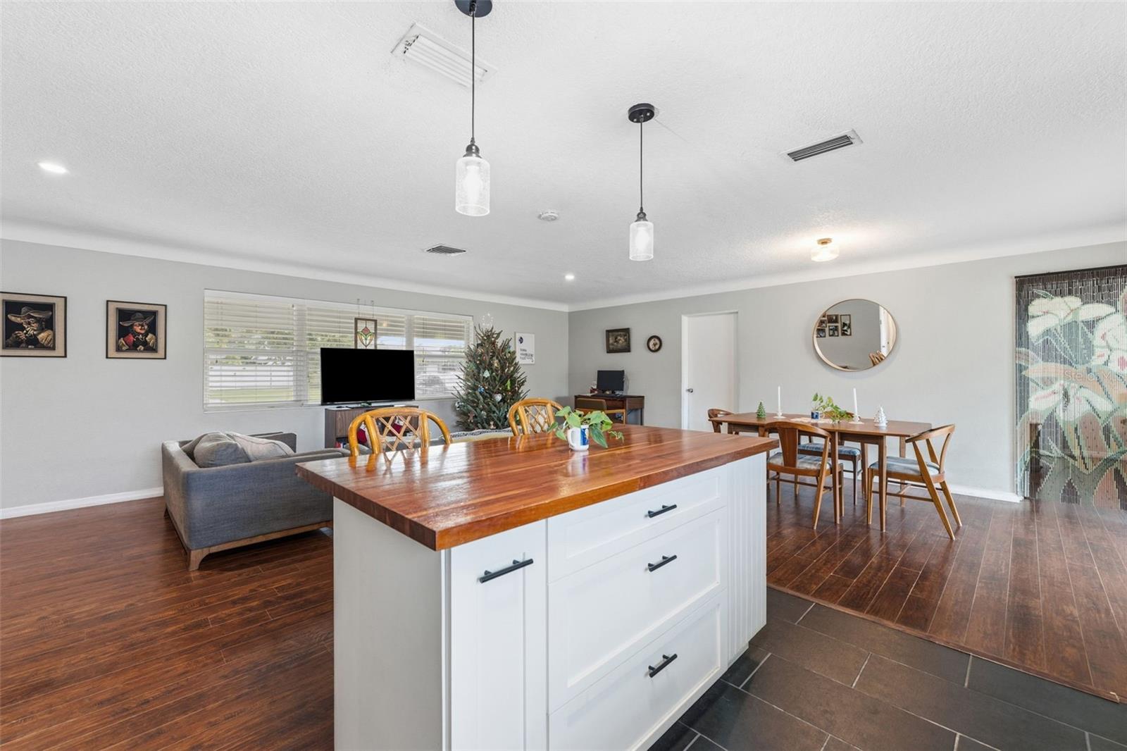 Image 13 of 35 For 5911 36th Avenue N