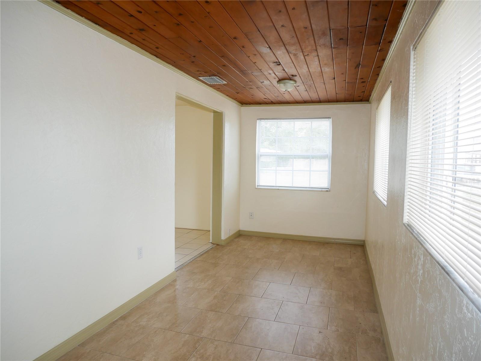 Image 19 of 36 For 1700 49th Street N