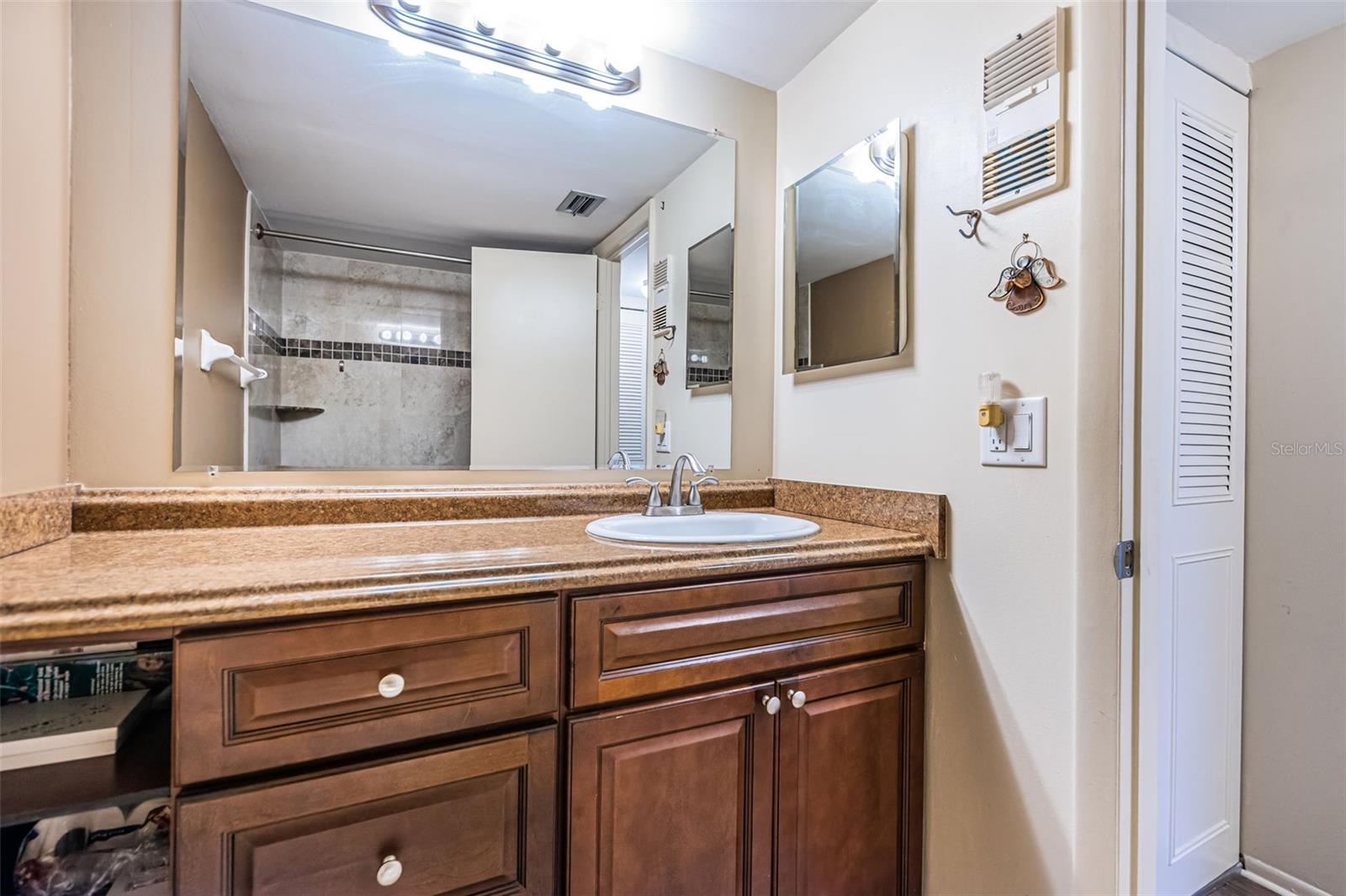 Image 22 of 34 For 4880 Locust Street Ne 227