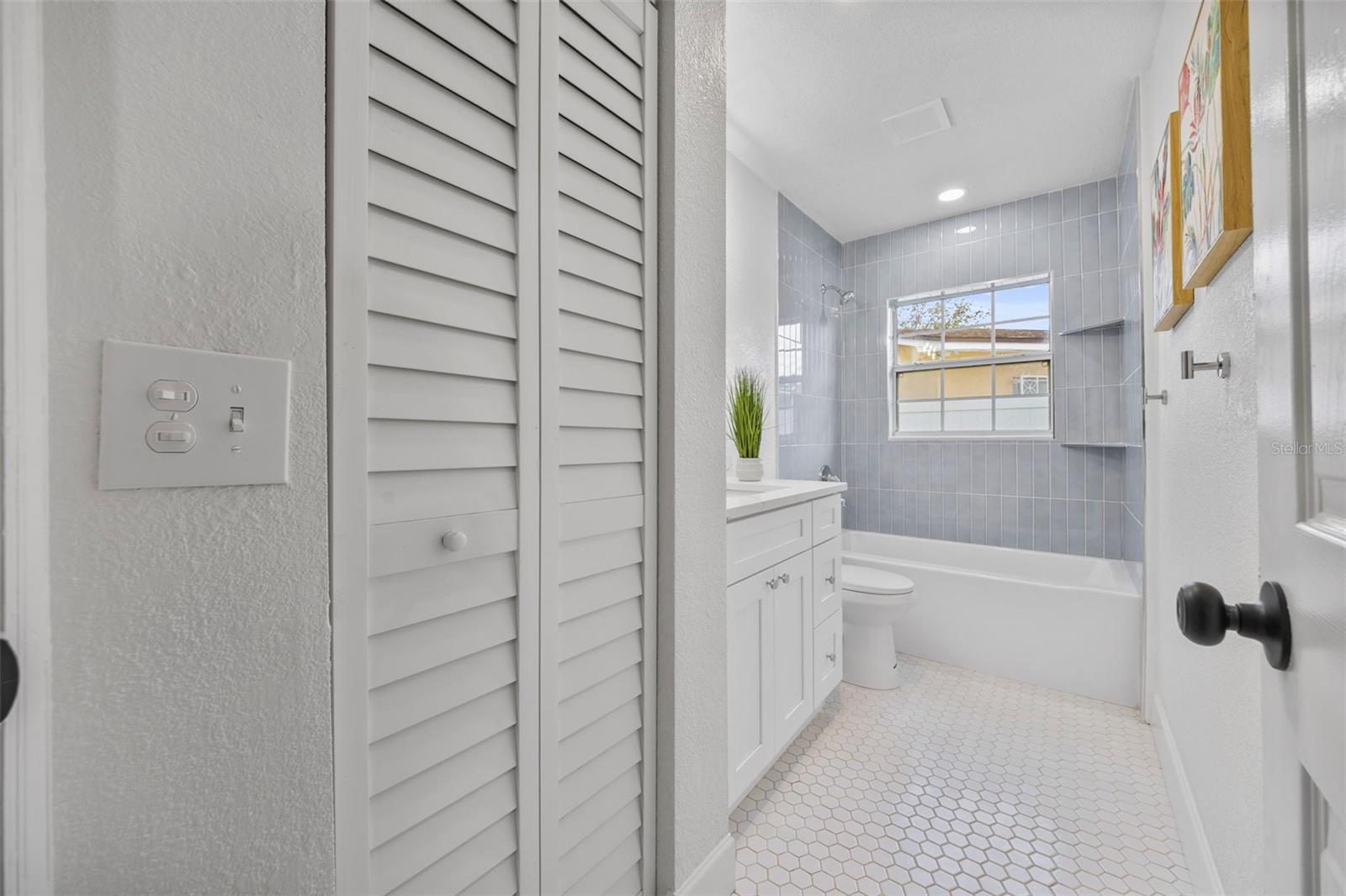 Image 23 of 47 For 4311 Narvarez Way S