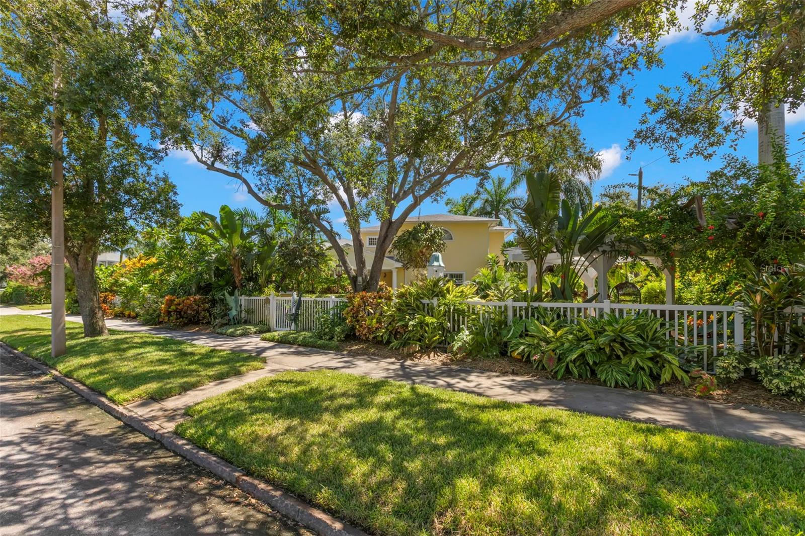 Image 28 of 68 For 1417 Beach Drive Ne