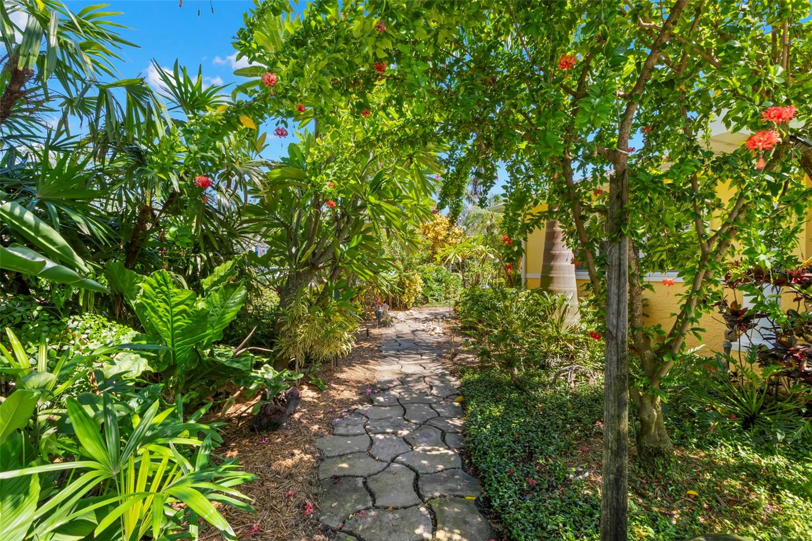 Image 33 of 68 For 1417 Beach Drive Ne