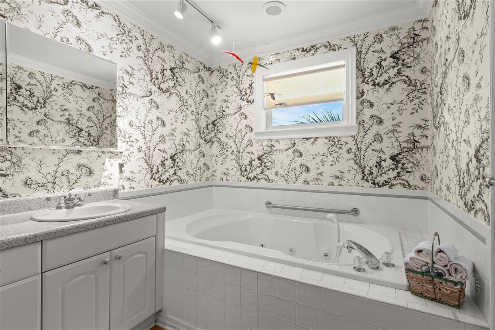 Image 51 of 68 For 1417 Beach Drive Ne