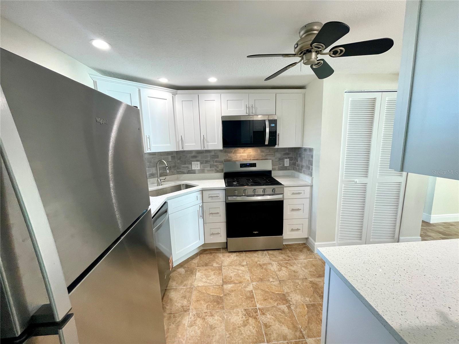 Image 18 of 71 For 5980 Shore Boulevard S 111