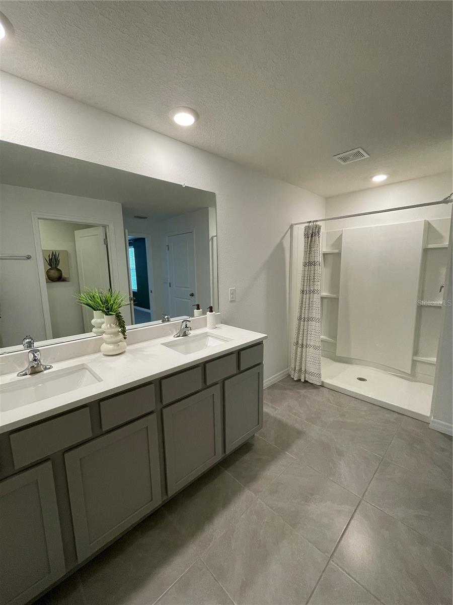 Image 26 of 35 For 37059 Kings Crown Dr