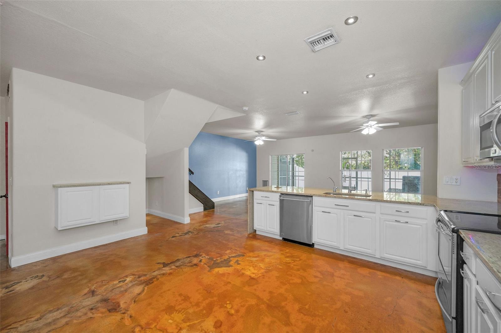 Image 4 of 62 For 929 Woodbridge Court