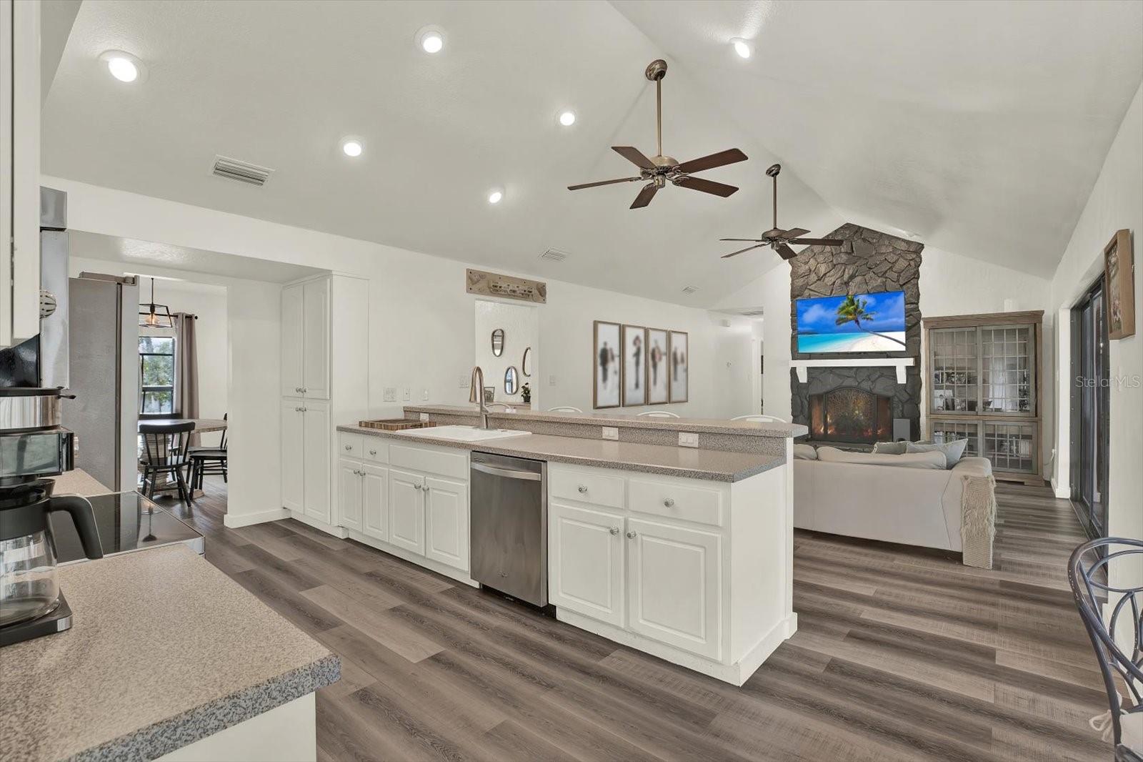 Image 10 of 29 For 1002 Oakridge Manor Drive