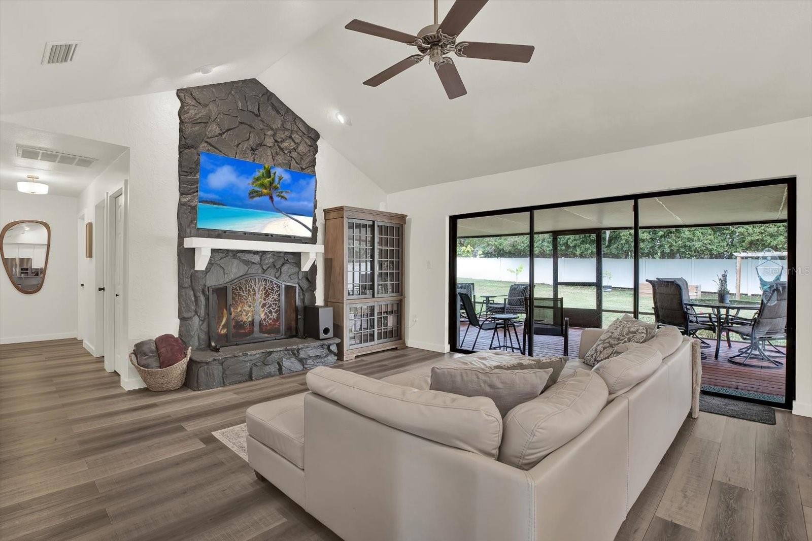 Image 12 of 29 For 1002 Oakridge Manor Drive