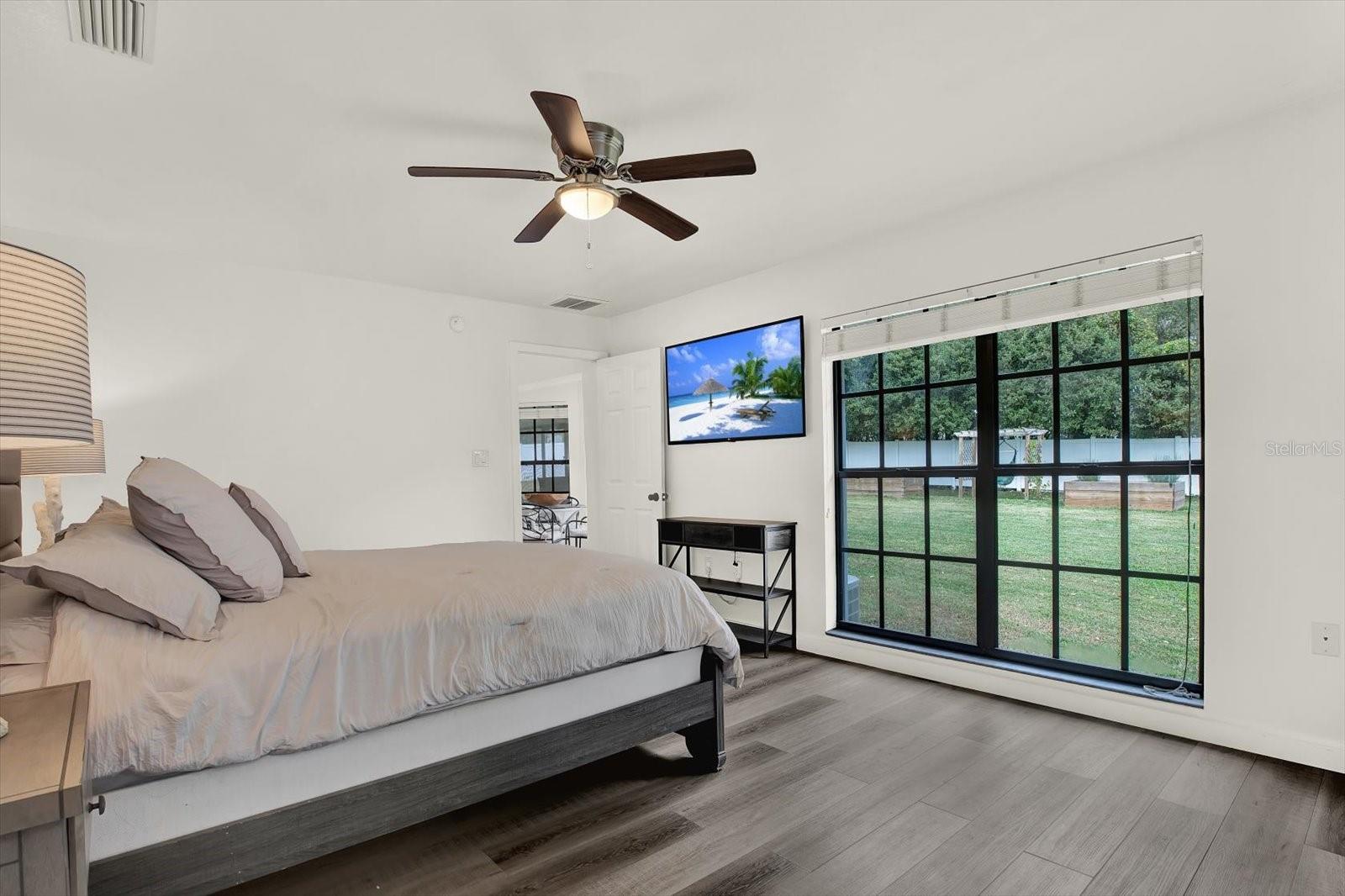 Image 15 of 29 For 1002 Oakridge Manor Drive