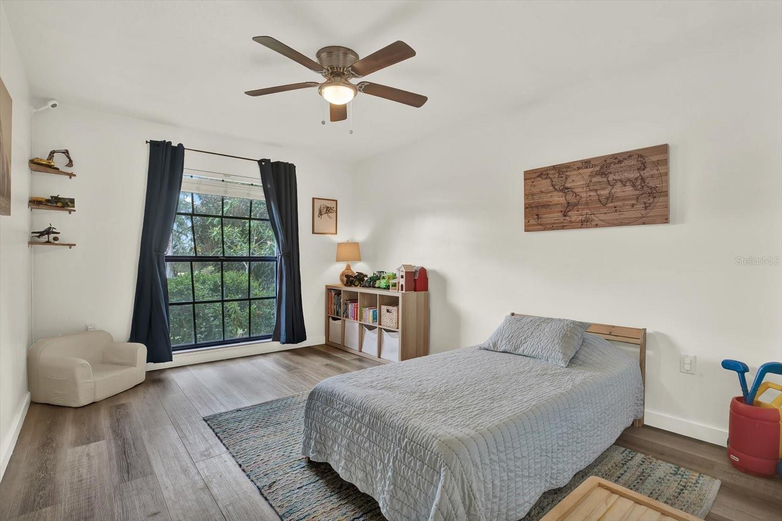 Image 18 of 29 For 1002 Oakridge Manor Drive