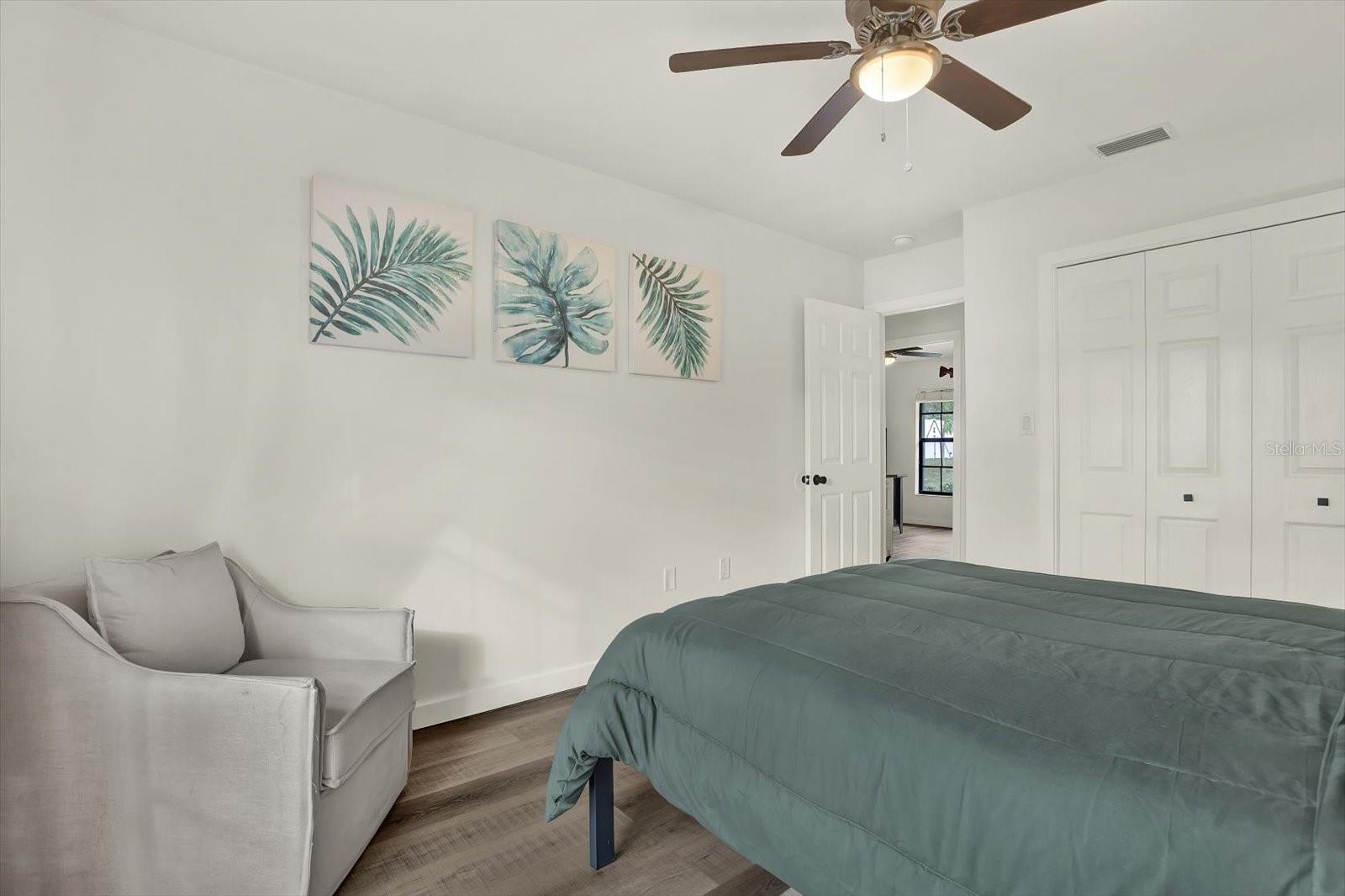 Image 21 of 29 For 1002 Oakridge Manor Drive