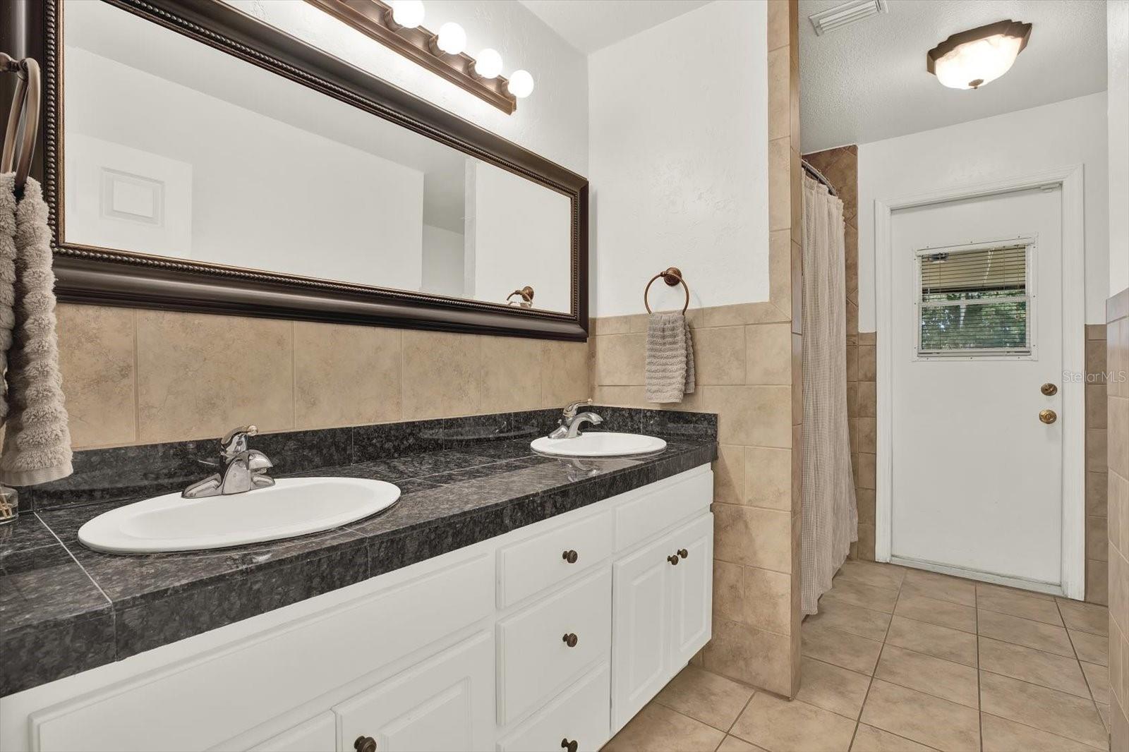 Image 22 of 29 For 1002 Oakridge Manor Drive