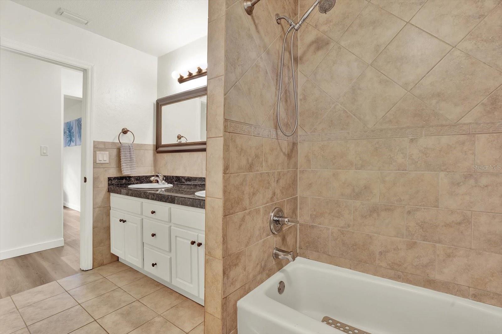 Image 23 of 29 For 1002 Oakridge Manor Drive