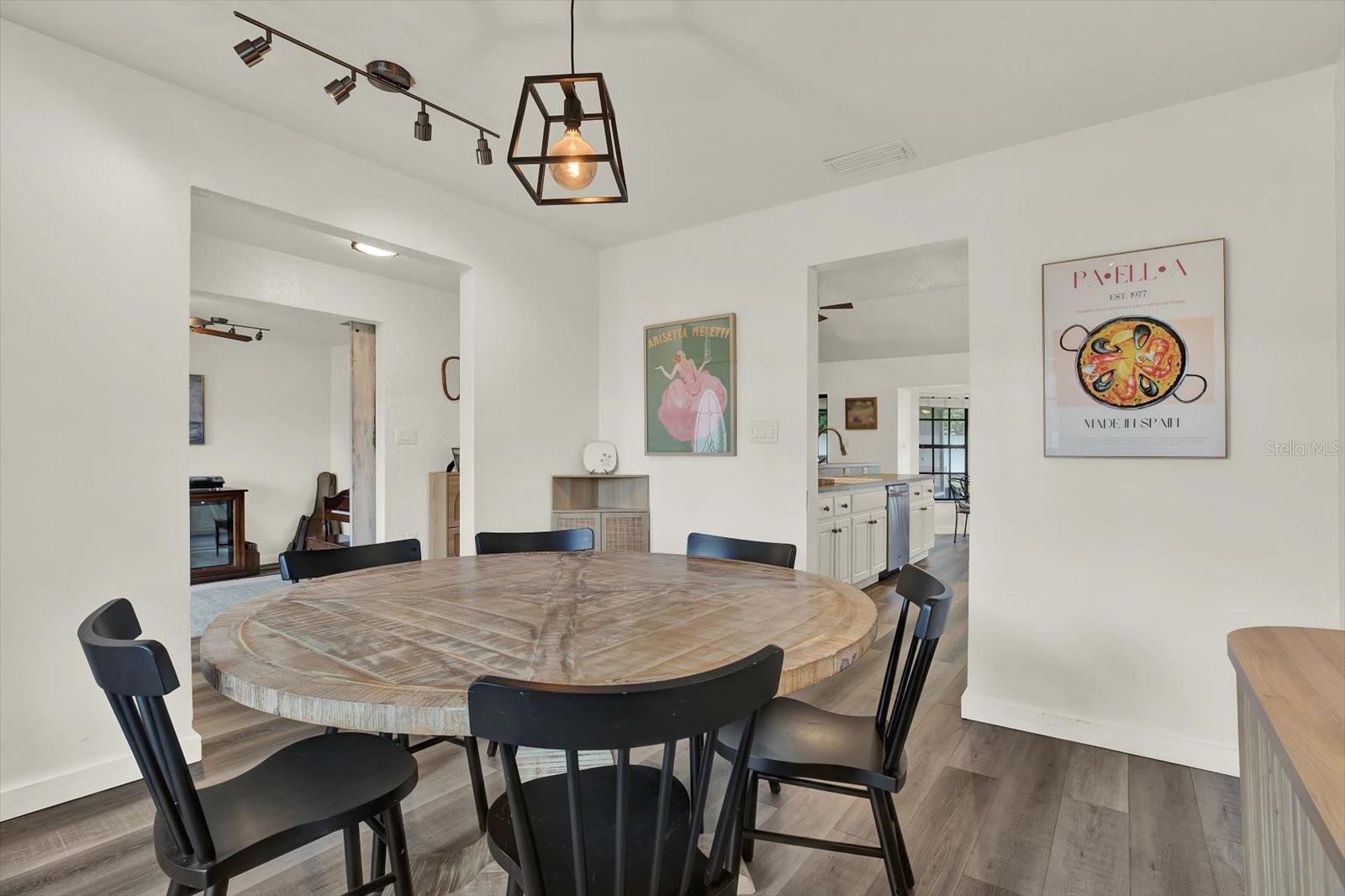 Image 4 of 29 For 1002 Oakridge Manor Drive