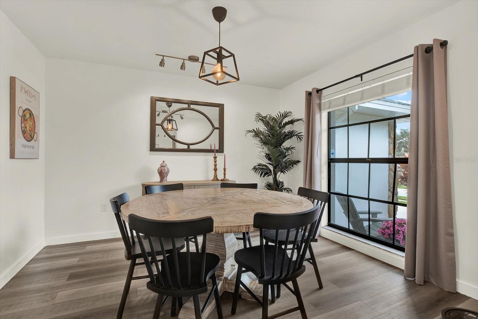 Image 5 of 29 For 1002 Oakridge Manor Drive