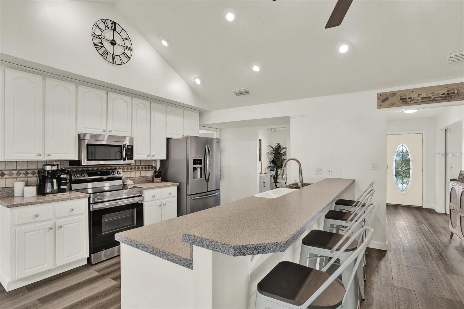 Image 7 of 29 For 1002 Oakridge Manor Drive