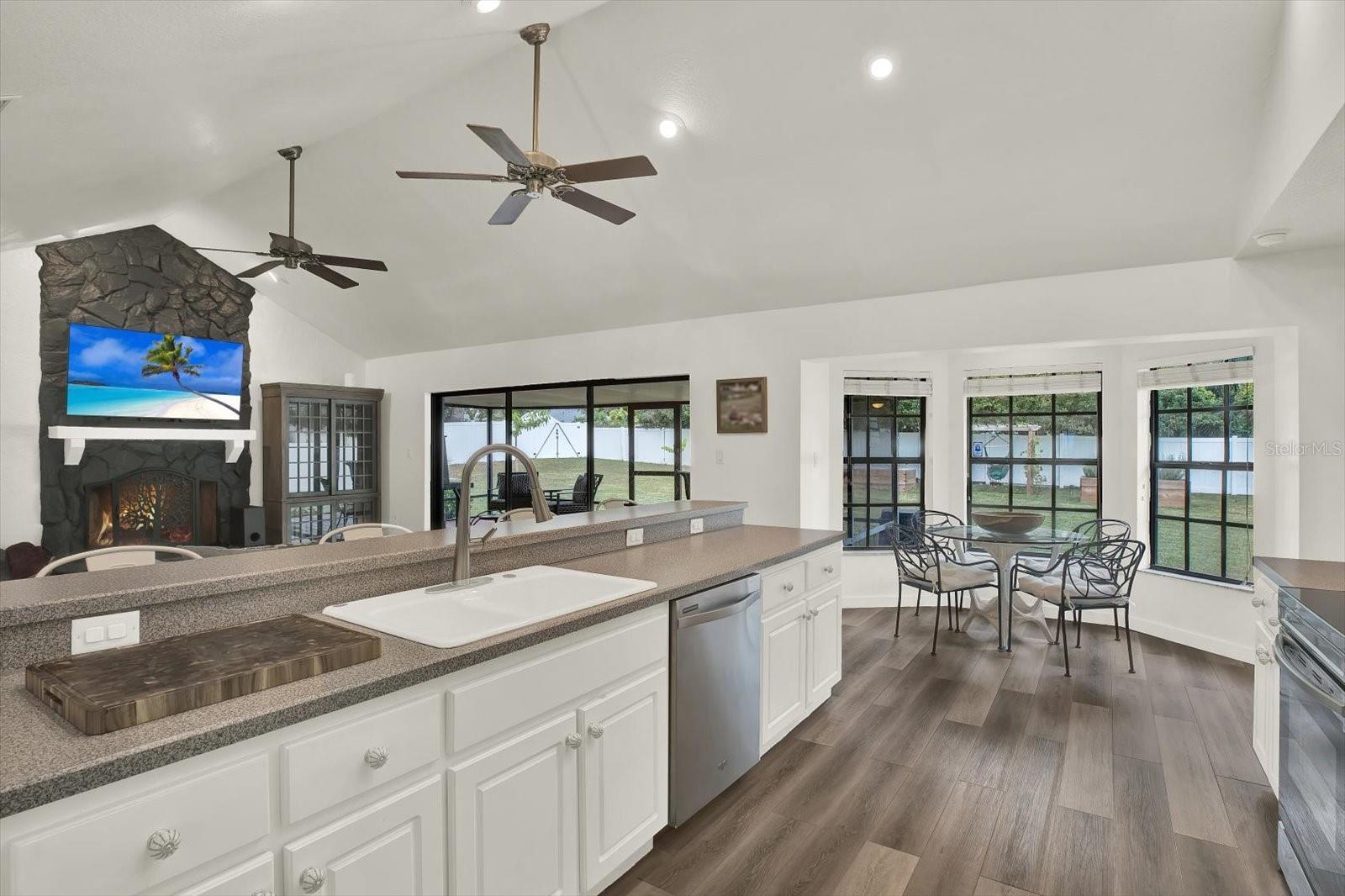 Image 8 of 29 For 1002 Oakridge Manor Drive