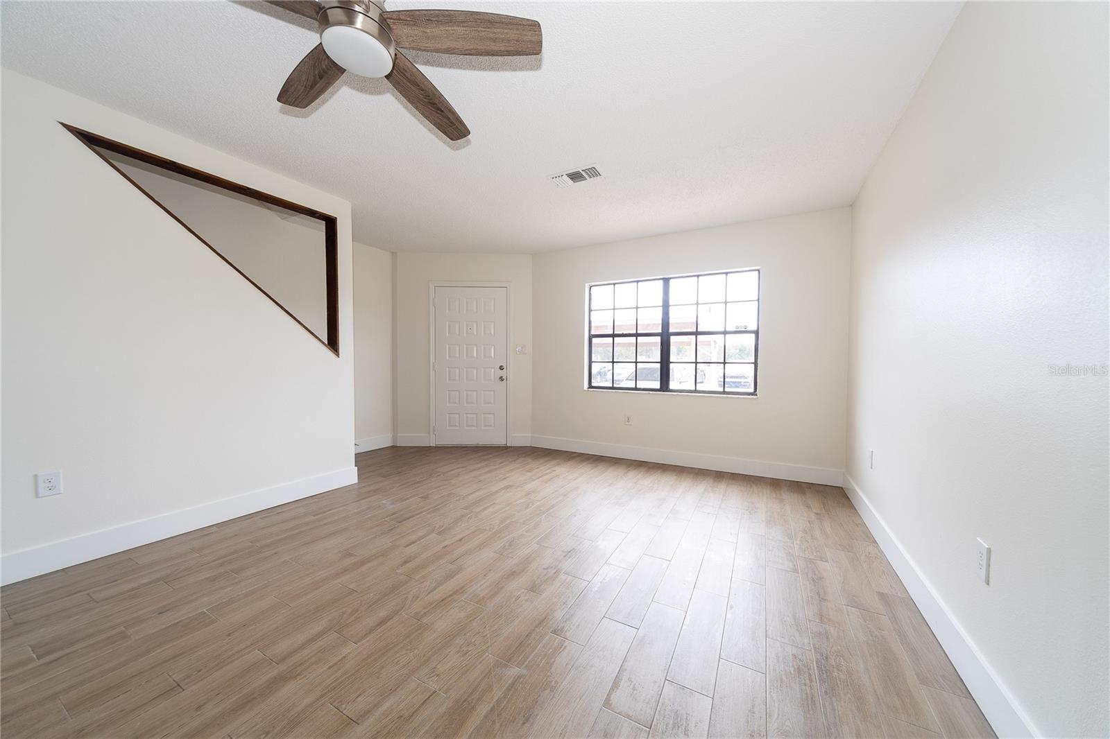 Image 4 of 29 For 8557 Pilgrim Court