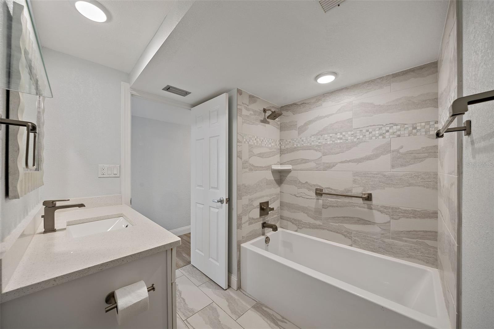 Image 31 of 59 For 4141 Bayshore Boulevard 1702