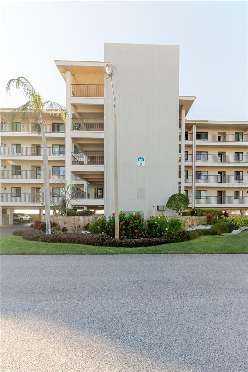 Image 27 of 75 For 8211 Brent Street 828